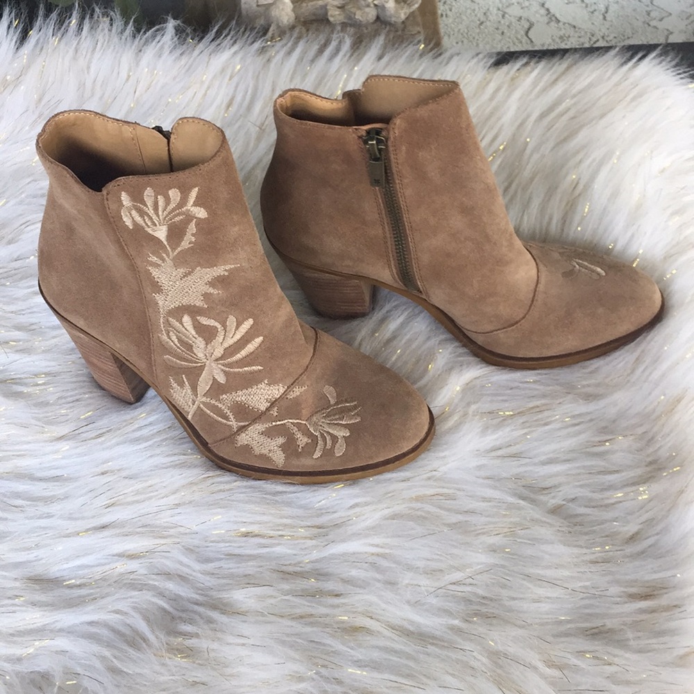 Lucky Brand size 6 booties tan/ creme - Picture 1 of 7